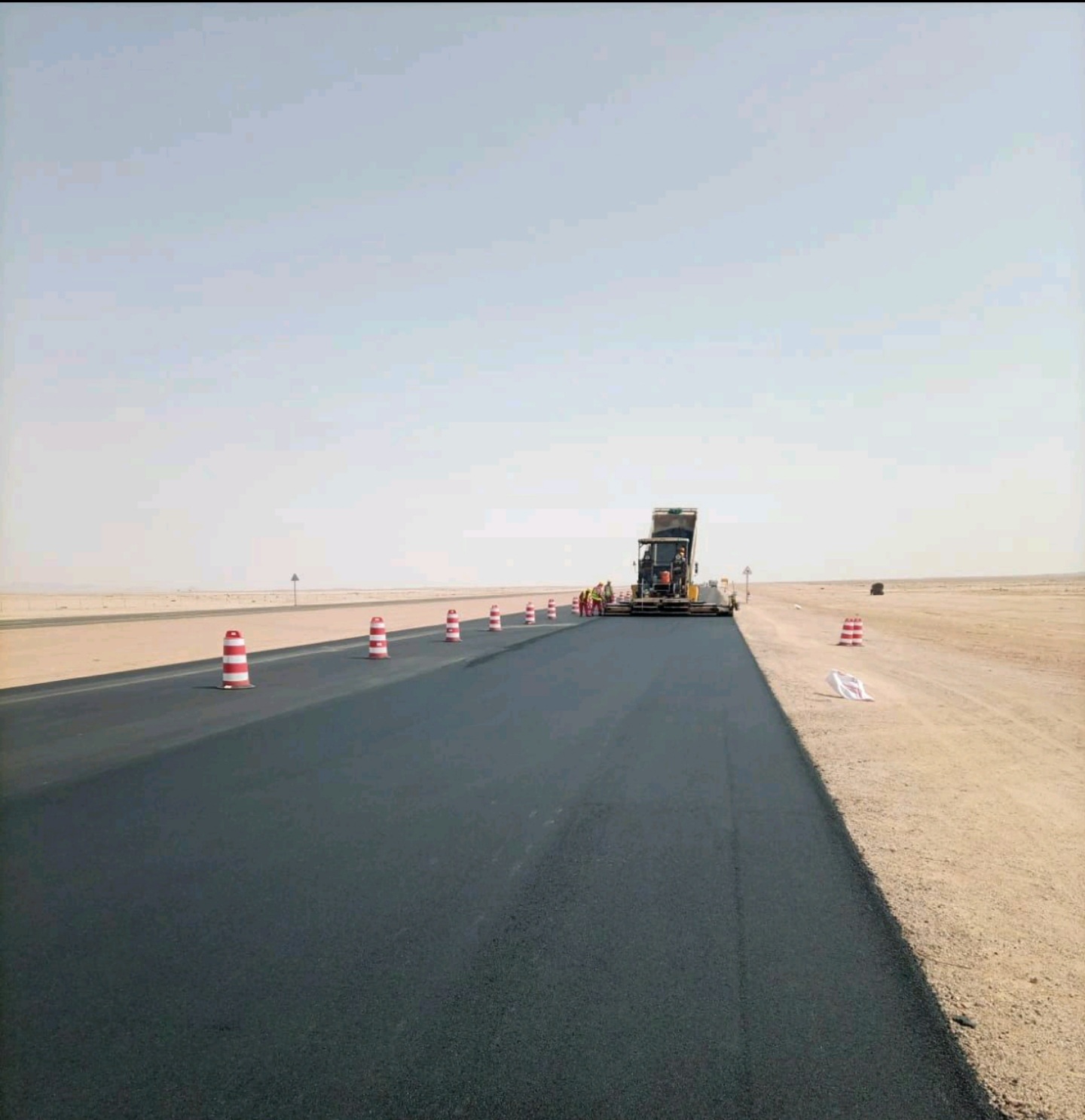 الأسفلت السائل: لا يستخدم في الخلائط الإسفلتية ، وينقسم إلى ثلاثة أنواع وهي: إسفلت سريع التقلب ، متوسط ​​التقلب ، بطيء التقلب. يستخدم الإسفلت السائل كوسيط بين طبقات الأسفلت لربط الطبقات ، ويتم اختيار نوع طبقة الإسفلت السائل حسب درجة الرطوبة في الغلاف الجوي في المكان المراد طلائه. الأسفلت الصلب: يستخدم في الخلطات الإسفلتية ، وينقسم إلى أربعة أنواع: (50/40) ، (70/60) ، (100/80) ، (150/120) ، ويختار المختص النوع إلى استخدام حسب الموقع درجة الحرارة ، والاختلافات بين هذه الأنواع تعتمد على درجة الحرارة. عندما يتم أخذ الظروف المناخية في الاعتبار واختيار الأسمنت المناسب ، فإنه ينتج طرقًا جيدة الرصف ودائمة بدون تشققات. تاريخ صناعة الأسفلت : كما تم العثور على الإسفلت بشكل طبيعي في طبقات الأرض منذ العص